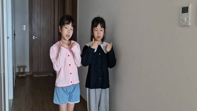 '8월 IB 학습자상 균형잡 사람- 쇼츠 (1학년 4반 3번 강예원, 4번 강혜원)' 썸네일이미지